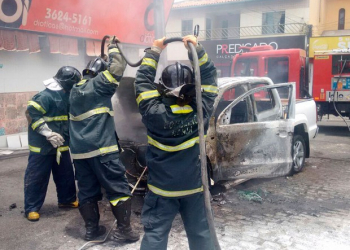 Carro pega fogo e chamas atingem fachada de estabelecimentos em Feira de Santana