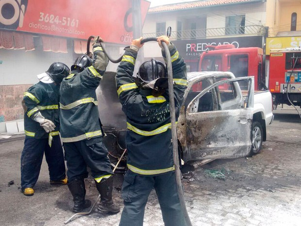 Carro pega fogo e chamas atingem fachada de estabelecimentos em Feira de Santana
