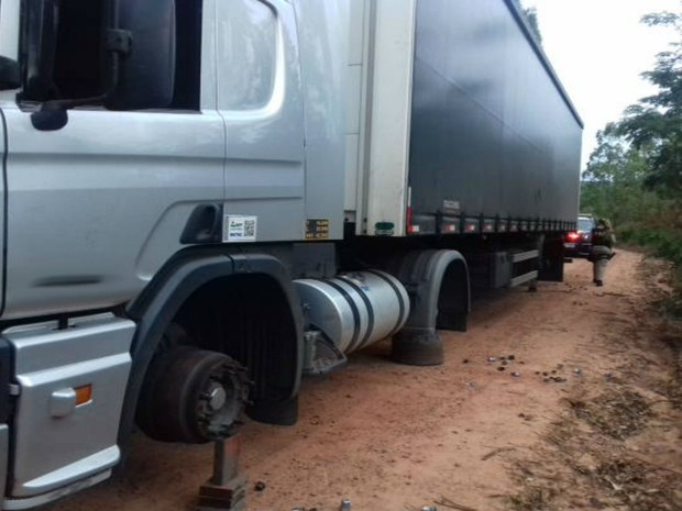 Grupo rende motorista e rouba 17 pneus de caminhão na BR-101, na BA
