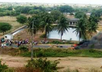 Manifestantes bloqueiam BA-381 trecho na sede do DNOCS em Itiúba contra a abertura das Comportas do Açude Jacurici