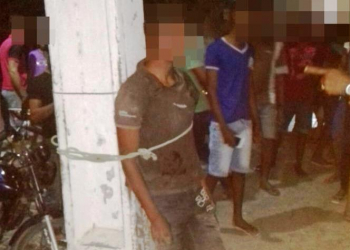 Jovem de 15 anos é amarrado em poste por populares depois de roubar celular