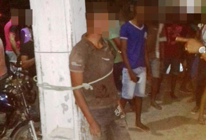 Jovem de 15 anos é amarrado em poste por populares depois de roubar celular