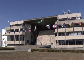 Deputados estaduais que faltarem sessão terão corte salarial de 4%