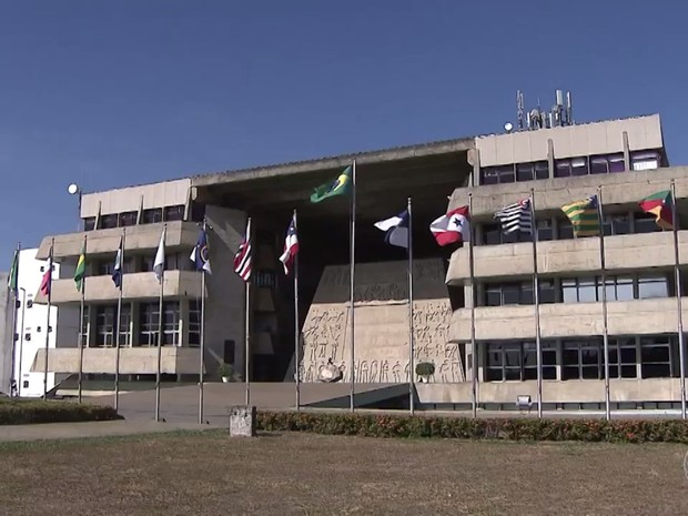 Deputados estaduais que faltarem sessão terão corte salarial de 4%