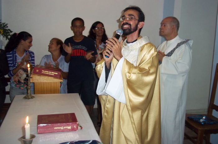 Depois de 04 anos de trabalho, padre Alessandro deixa a paróquia de Riachão do Jacuípe  
