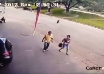 MG – Homem é atingido por roda de carreta e sobrevive; veja o vídeo