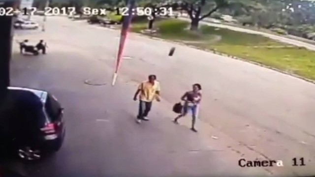 MG – Homem é atingido por roda de carreta e sobrevive; veja o vídeo