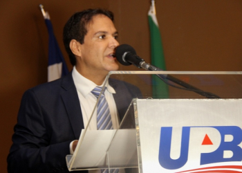 Com a presença do governador e senadores, Eures Ribeiro toma posse da presidência da UPB