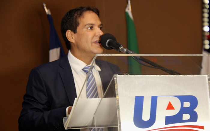 Com a presença do governador e senadores, Eures Ribeiro toma posse da presidência da UPB
