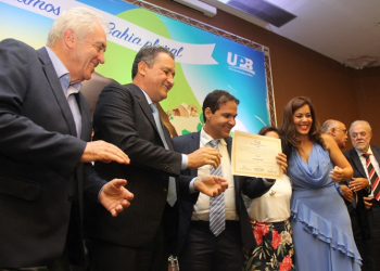 Com a presença do governador e senadores, Eures Ribeiro toma posse da presidência da UPB