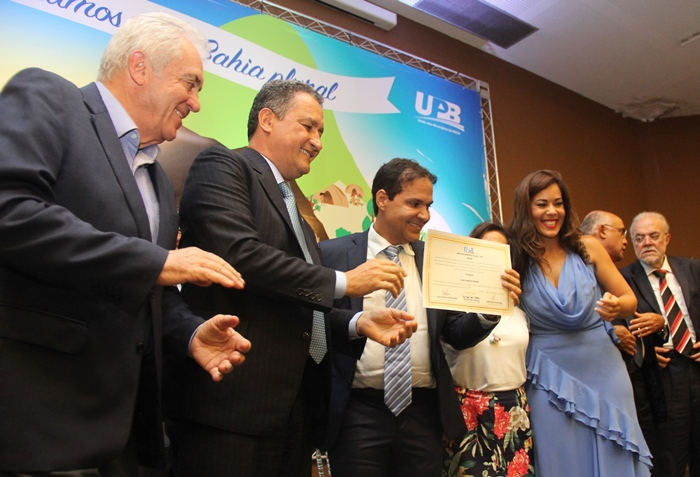 Com a presença do governador e senadores, Eures Ribeiro toma posse da presidência da UPB