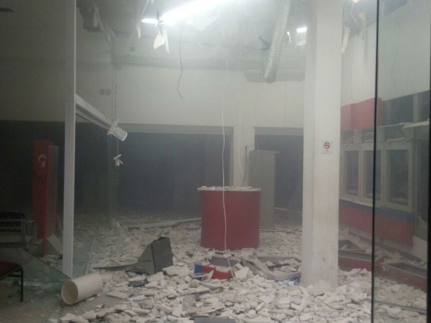 Grupo explode bancos, atira contra PM e leva reféns após ataque na BA