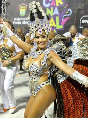 Vídeo mostra momento em que rainha de escola de samba é morta em Porto Alegre