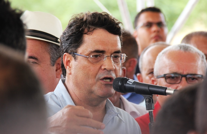 Queimadas – Rui Costa supervisiona sistema de abastecimento d’água e assina ordem de serviço para recuperação de trecho da BA 120