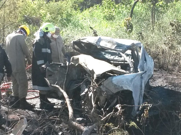GO – Acidente entre dois carros deixa nove pessoas mortas na BR-020
