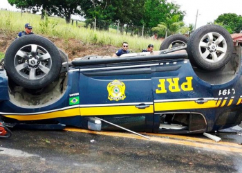 Policiais ficam feridos após viatura da PRF capotar na BR-101
