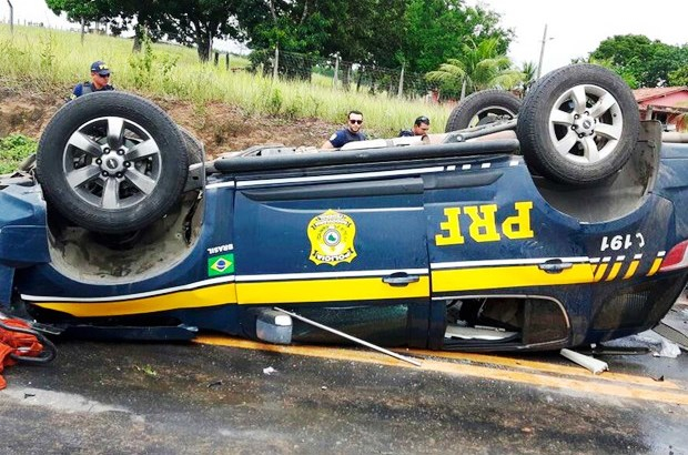 Policiais ficam feridos após viatura da PRF capotar na BR-101