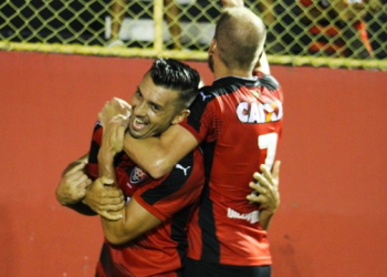 Com direito a gol olímpico, Vitória faz 6 a 1 no Fla de Guanambi e volta a liderança do Baianão