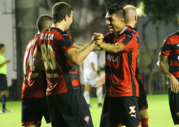 Em jogo de cinco gols, Vitória bate Bragantino e avança na Copa do Brasil