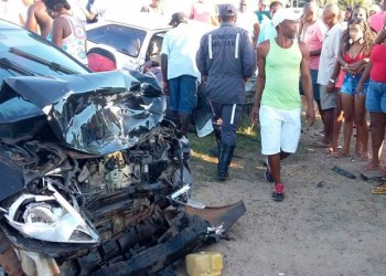 Batida entre dois carros deixa um morto e três feridos na BR-101