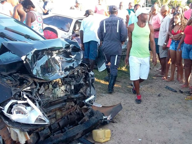 Batida entre dois carros deixa um morto e três feridos na BR-101