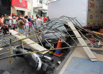 Caminhão desgovernado bate em outro, derruba andaime e atinge um carro e duas motos no centro de Coité