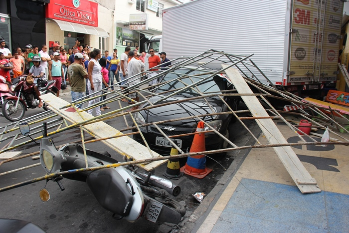 Caminhão desgovernado bate em outro, derruba andaime e atinge um carro e duas motos no centro de Coité
