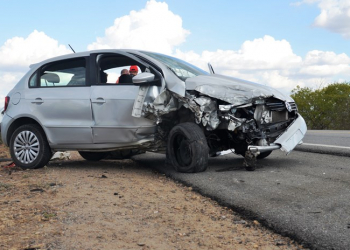 Pai e filho ficam feridos em colisão envolvendo Gol e Toro