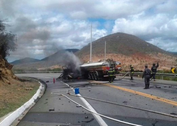 Colisão entre caminhão e carro de passeio deixa três mortos na BR 116/Sul