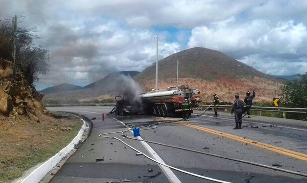 Colisão entre caminhão e carro de passeio deixa três mortos na BR 116/Sul