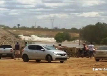 Barragem do São Francisco vaza e pode comprometer chegada da água na Paraíba