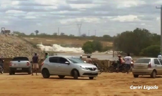 Barragem do São Francisco vaza e pode comprometer chegada da água na Paraíba