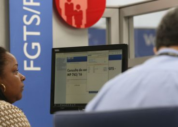 Saque do FGTS inativo começa amanhã para 4,8 milhões; agências abrem mais cedo