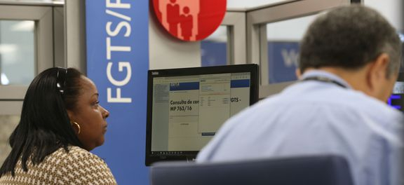 Saque do FGTS inativo começa amanhã para 4,8 milhões; agências abrem mais cedo