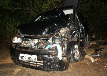 Um fica ferido após acidente entre dois carros e um caminhão na Bahia