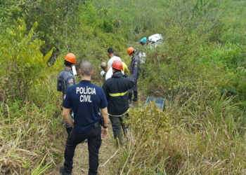 Carro capota, cai em ribanceira, e deixa 3 mortos em acidente na BA