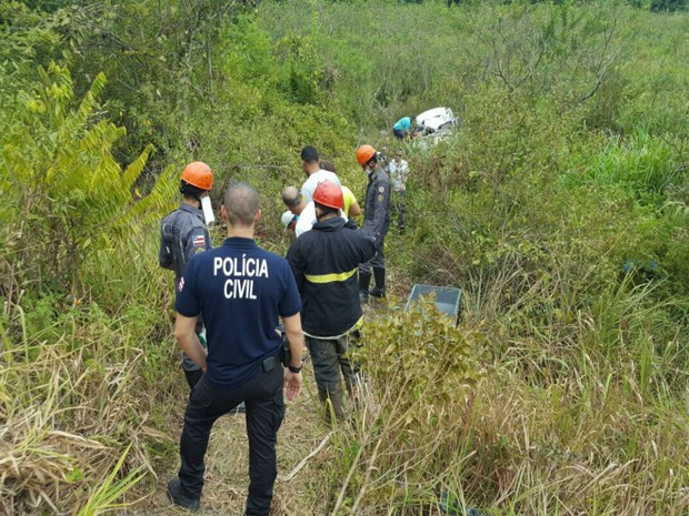 Carro capota, cai em ribanceira, e deixa 3 mortos em acidente na BA
