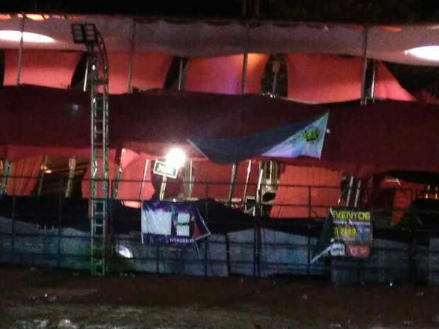 Camarote desaba em show sertanejo e fere 27 pessoas no interior de SP