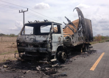 Caminhão baú carregado de mercadoria pega fogo na BA 120