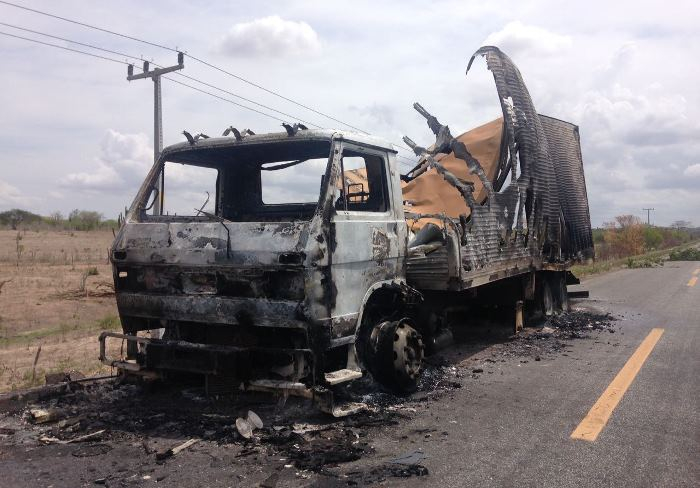 Caminhão baú carregado de mercadoria pega fogo na BA 120