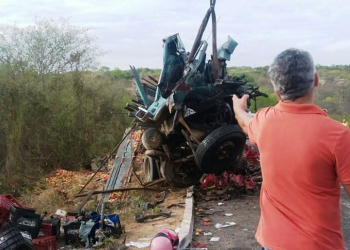 Colisão entre caminhões deixa três mortos na BR 407