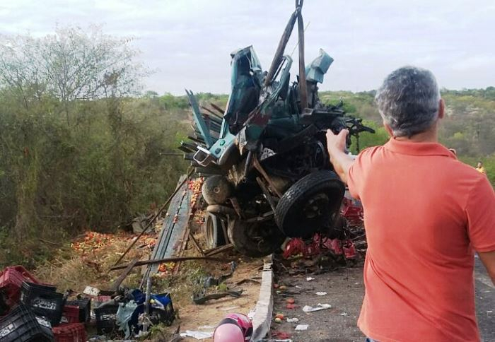 Colisão entre caminhões deixa três mortos na BR 407