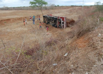 Casal e filha sobrevivem depois de caminhão descer ribanceira e tombar