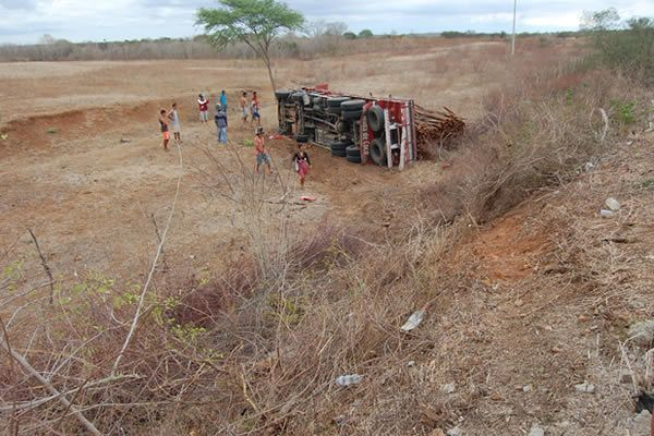 Casal e filha sobrevivem depois de caminhão descer ribanceira e tombar