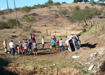 Quatro policiais de uma Companhia Especializada ficam feridos em capotamento de viatura na BR 101