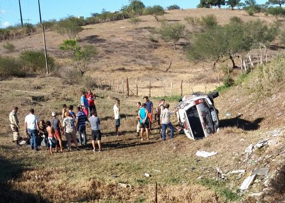Quatro policiais de uma Companhia Especializada ficam feridos em capotamento de viatura na BR 101