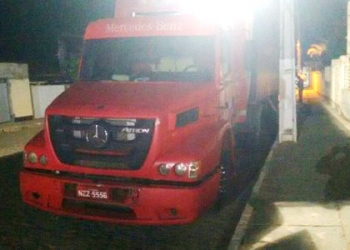 PM recebe informação de uma carreta abandonada na BA 084 e ao chegar no local é recebida a tiros