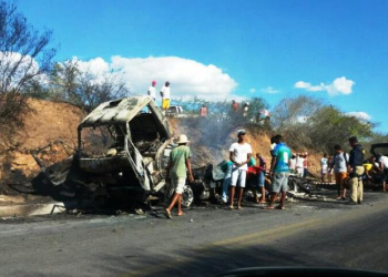Carreta pega fogo na BR 116 trecho Serrinha /Teofilandia
