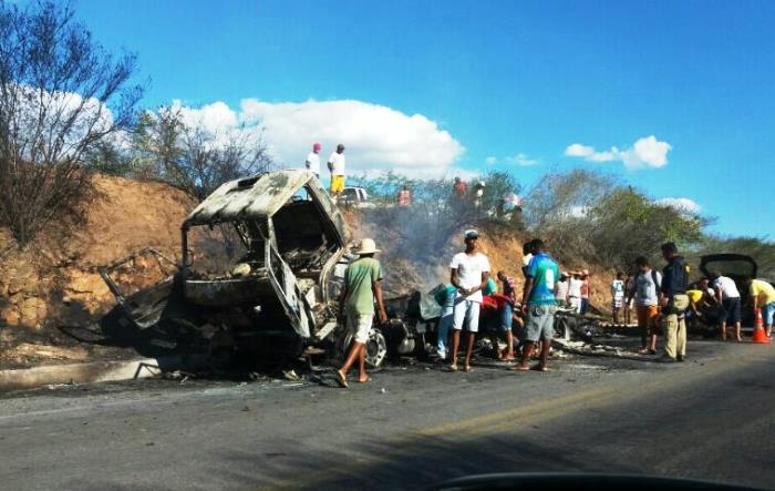Carreta pega fogo na BR 116 trecho Serrinha /Teofilandia