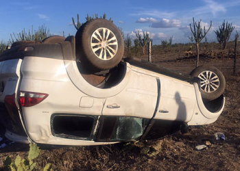 Médica perde controle e capota veículo na BA-120, quando seguia de Santaluz para Valente